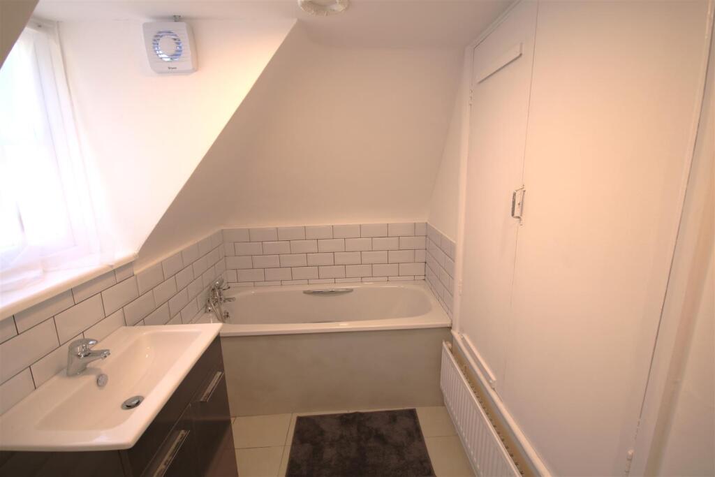 Bathroom b.JPG
