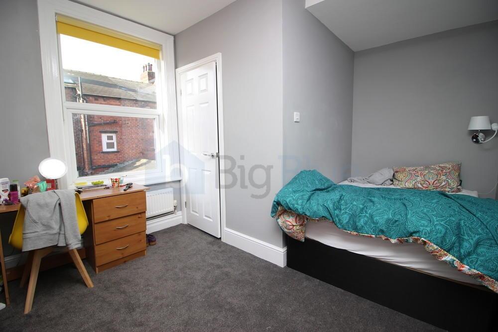 Bright and clean single bedroom featuring a com...