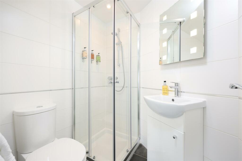 Room 3 En-suite.JPG