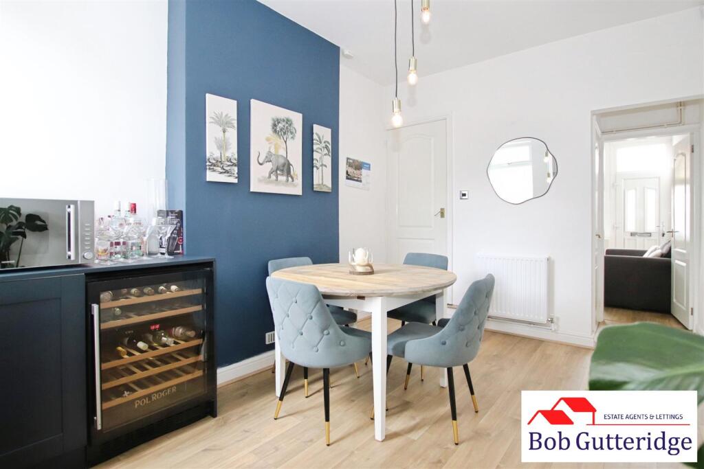 OPEN PLAN "L" SHAPED FITTED KITCHEN / DINING ROOM