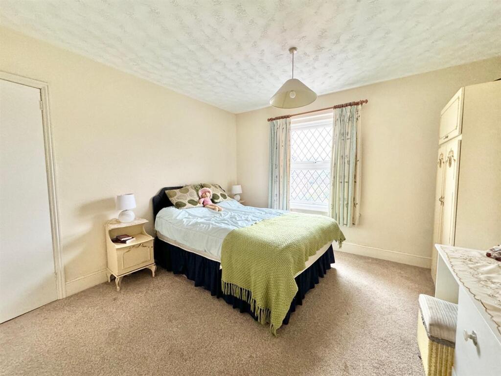 Bed2.jpg