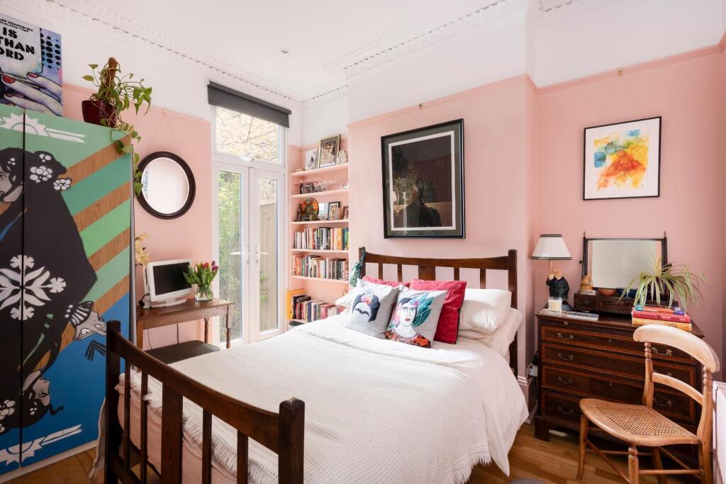 Bedroom 1.jpg