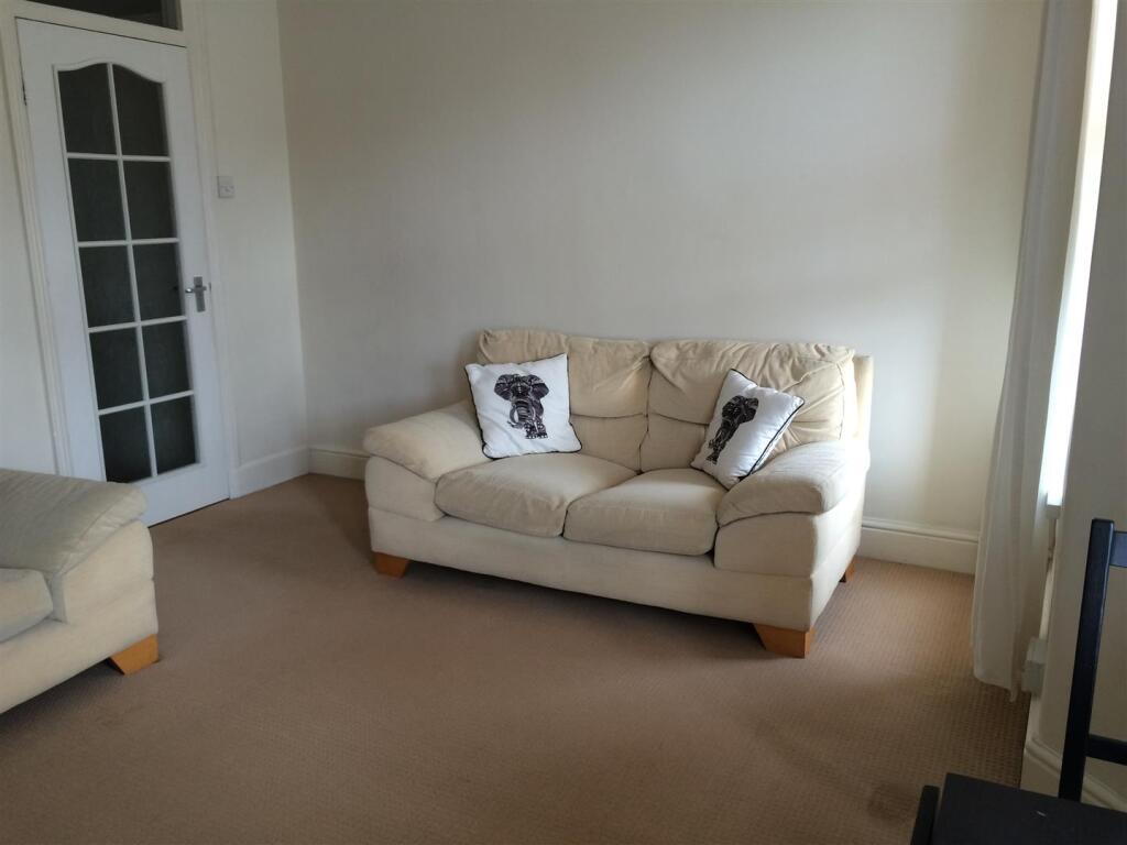 Lounge 4.JPG