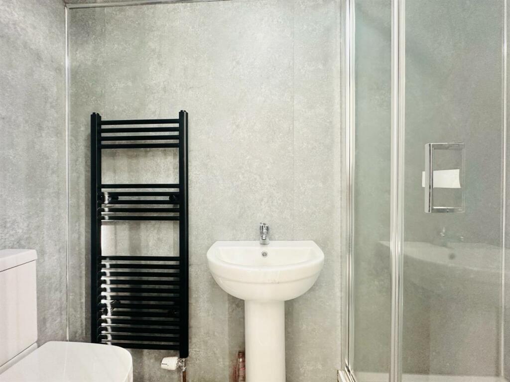 En suite to bedroom 5
