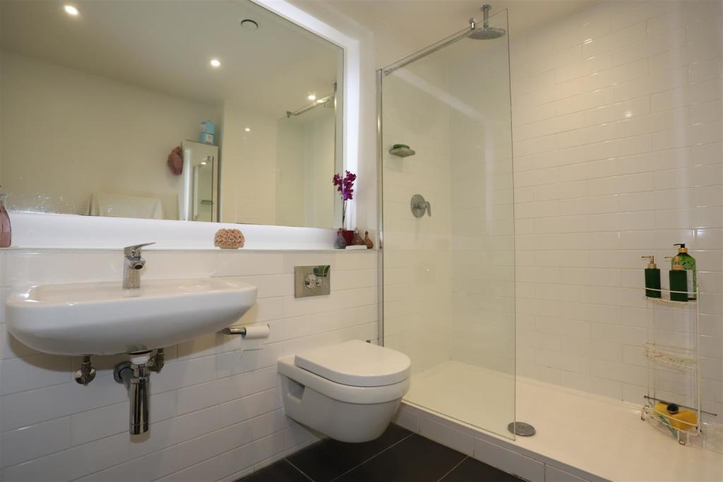 Ensuite.JPG