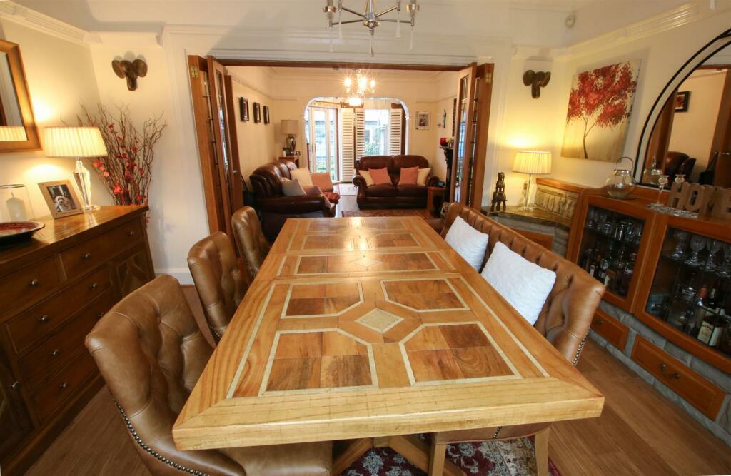 LARGE OPEN PLAN RECEPTION AREA