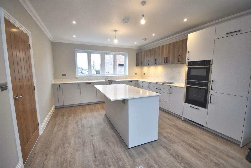 Kitchen 2.jpg