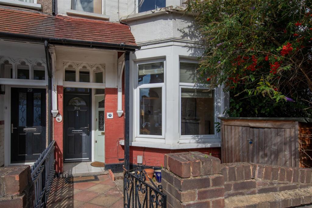 Lyndhurst Drive, E10