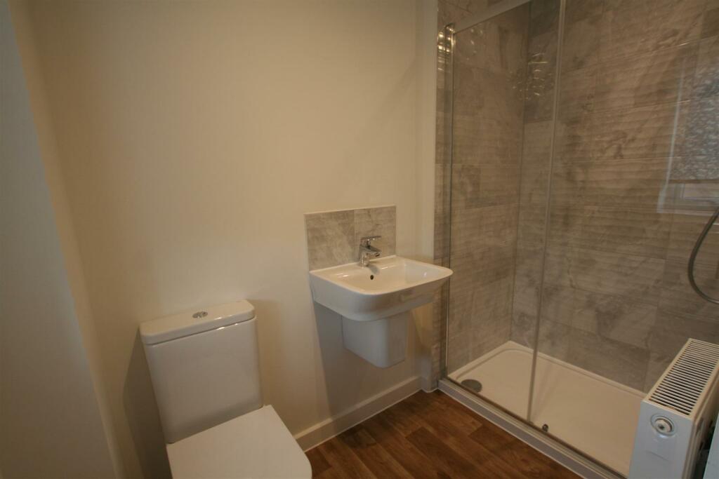 wrendaledrive,31ensuite.JPG