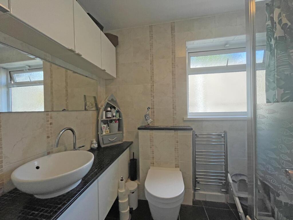 Ashford Close 29 Bathroom...jpg