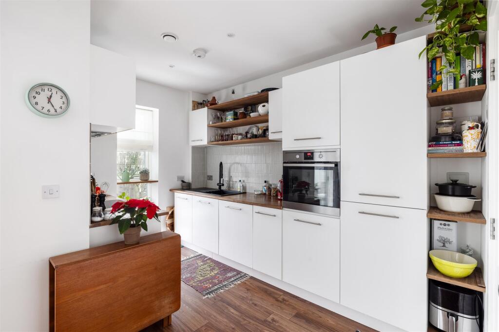 Atkins Square E8