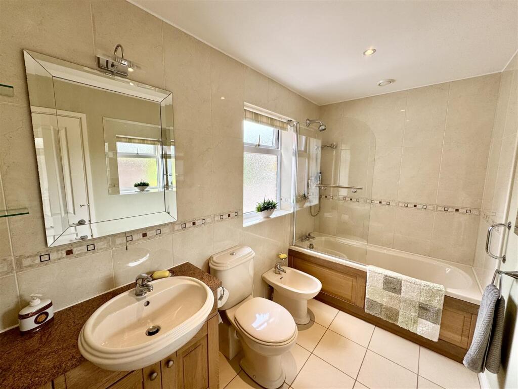 FAMILY BATHROOM
