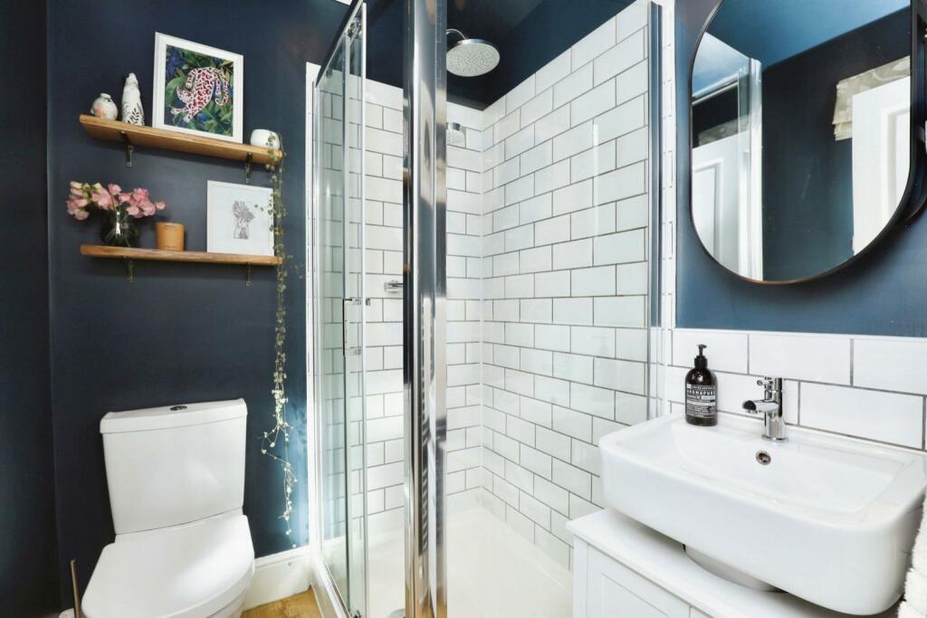 GROUND FLOOR SHOWER ROOM