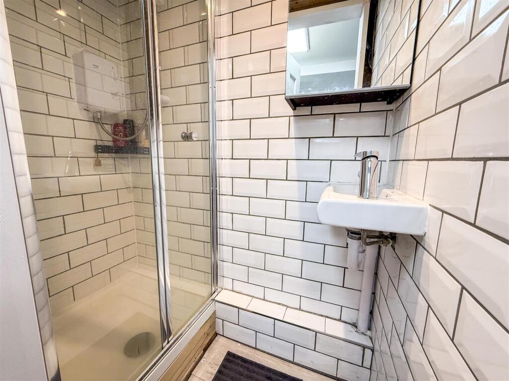 SHOWER ROOM