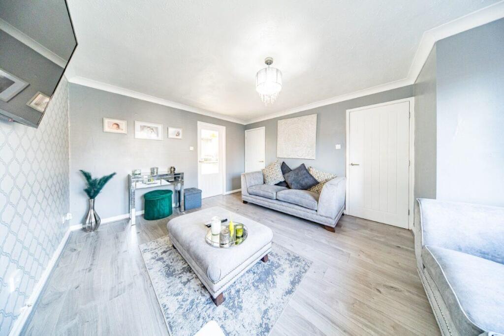 3 Deanwood Close lounge.jpg