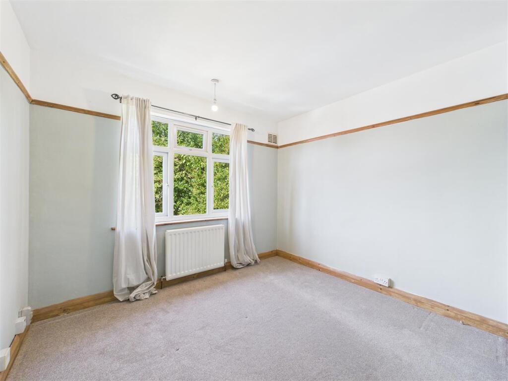 8 Approach Road bed 2.jpg