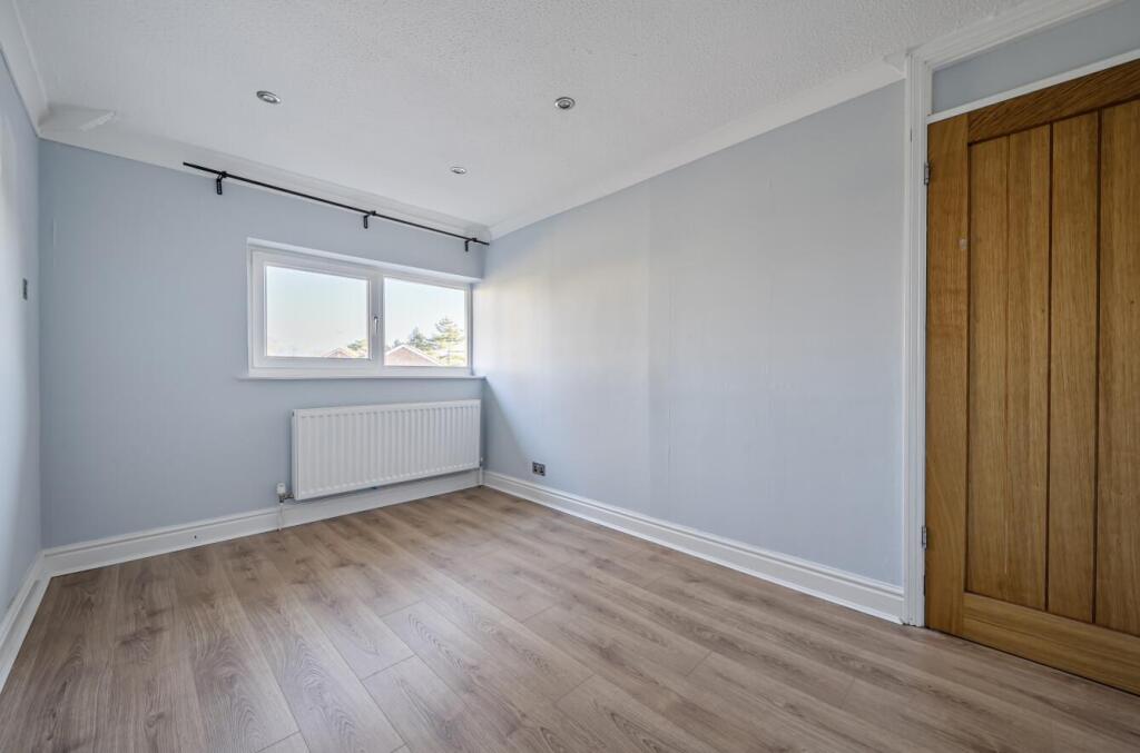 29 Harmans Way, Weedon