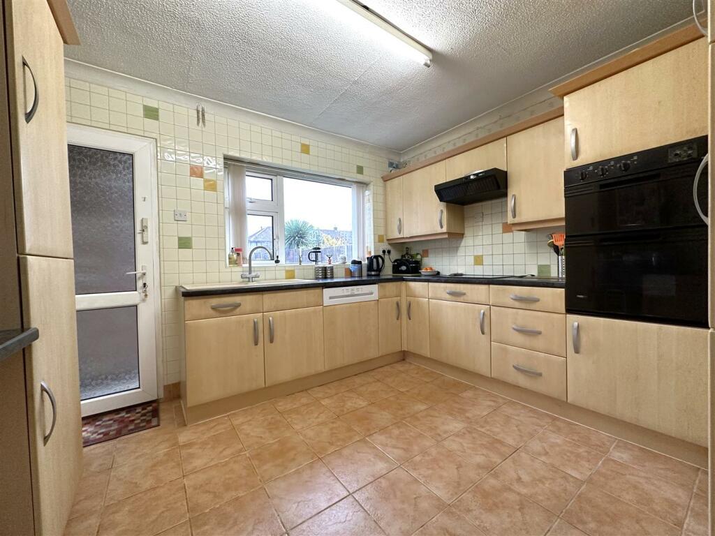 Spacious Kitchen 991