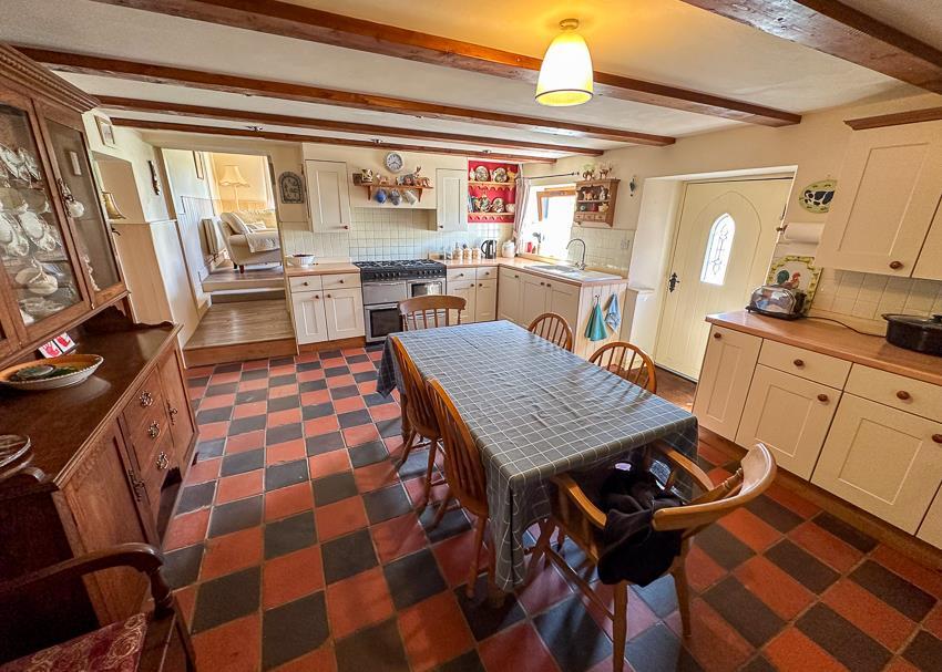 KITCHEN / DINING ROOM