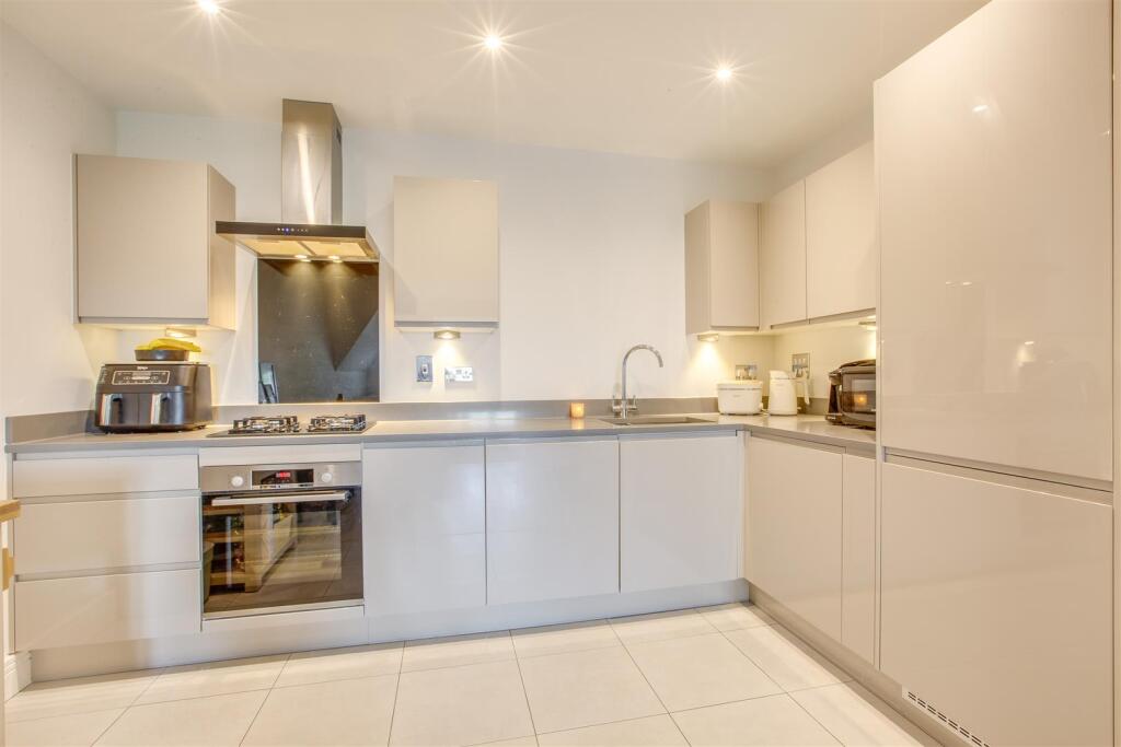 8 The Pines, Amersham Road, HP13 6PN-12.jpg