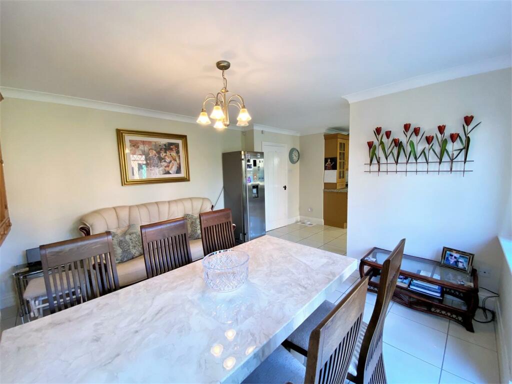 Open Plan Dining Room Into Kitchen 714