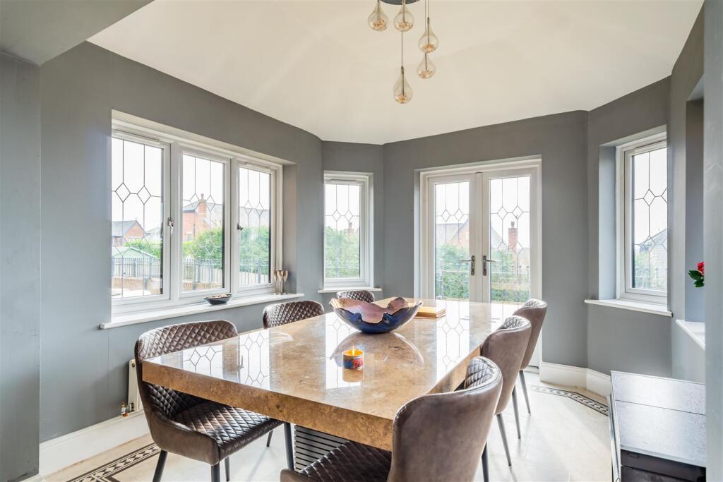 OPEN PLAN KITCHEN/DINING FAMILY ROOM