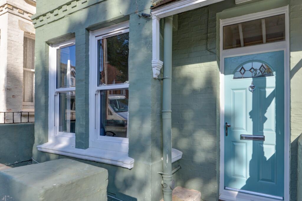 8 Hollingbury Park Avenue front of house (2)