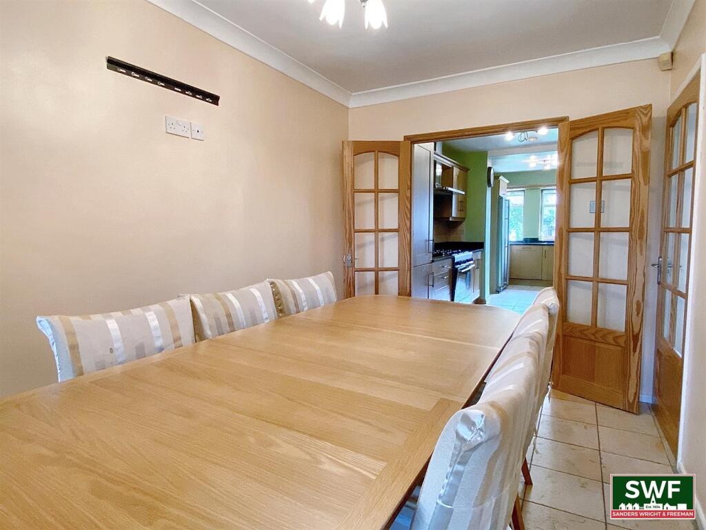 Dining1.jpg