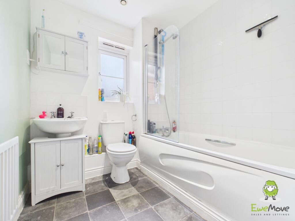 EweMove Basingstoke Hungerford Close Bathroom