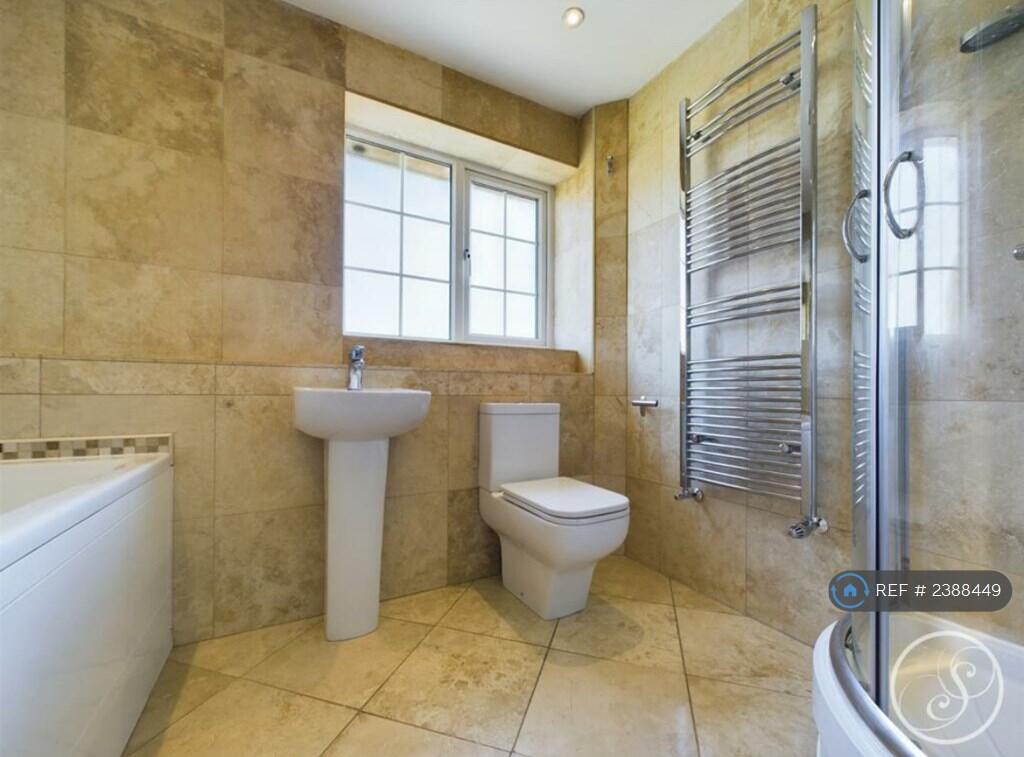 Main Bathroom 