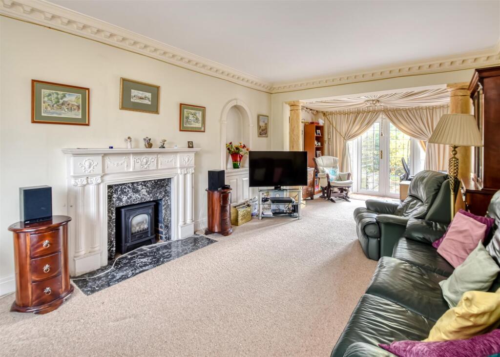 115 Wrottesley Road West-lounge2.jpg
