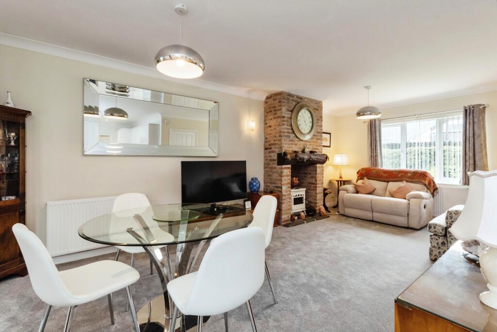 Living Room / Dining