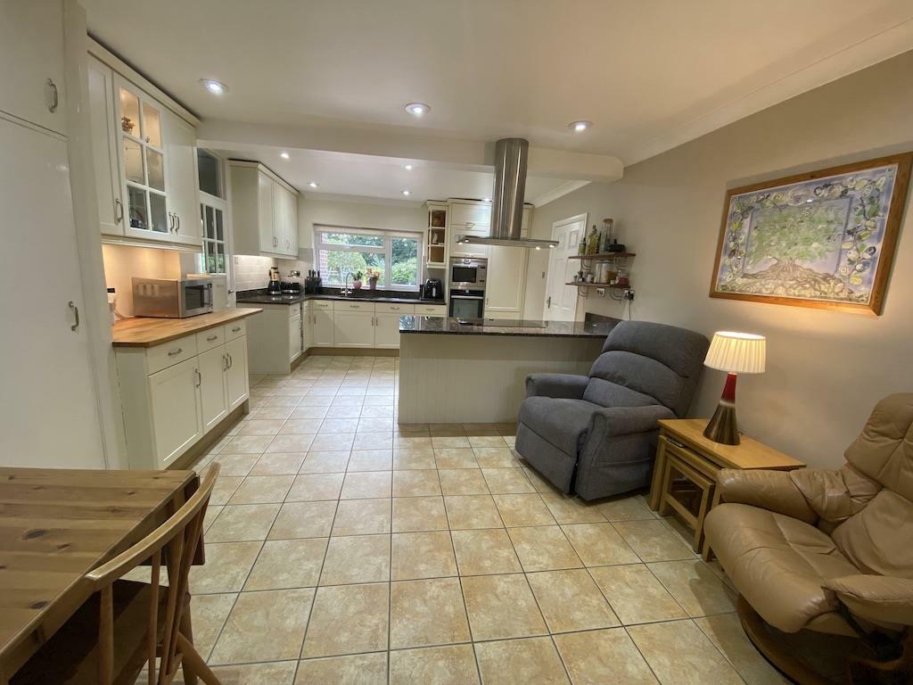 10 - Kitchen breakfast area.jpg