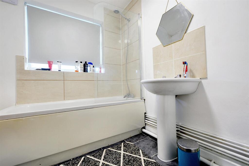 Flat 3 Bathroom_2.jpeg