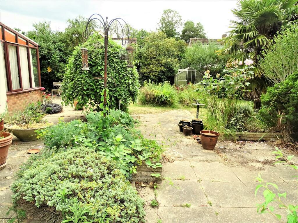 LARGE SECLUDED REAR GARDEN