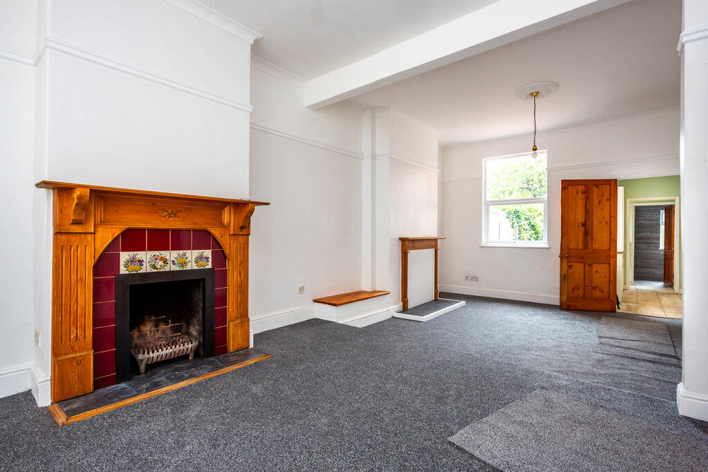 Lounge/Dining Roo...