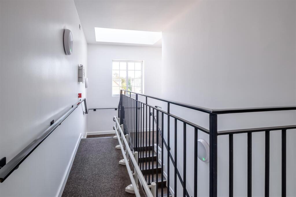 Flat 6, 16 Sherborne Avenue (10 of 13).jpg