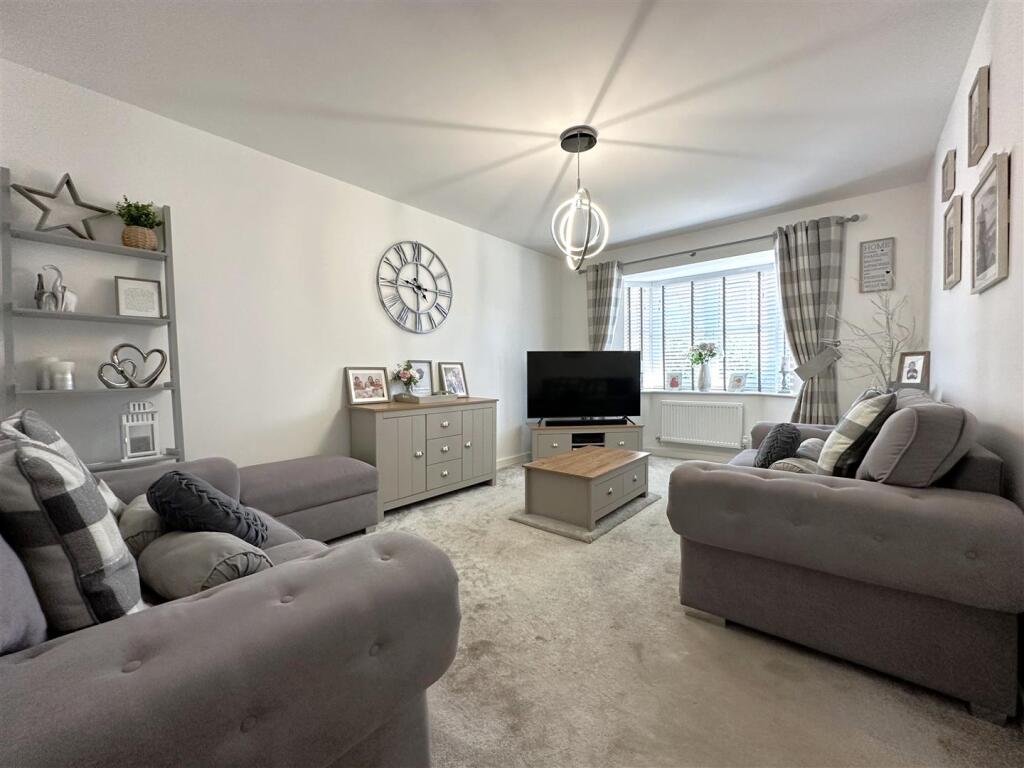 Bay-Fronted Lounge 985
