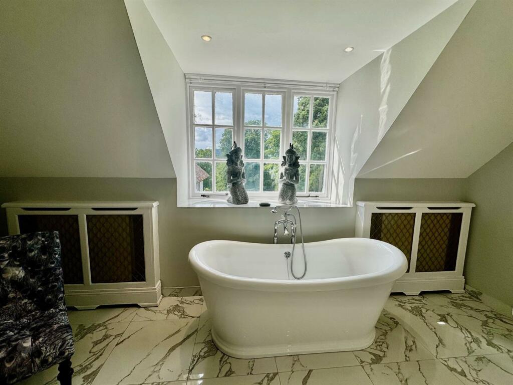 Bathroom 2.jpg