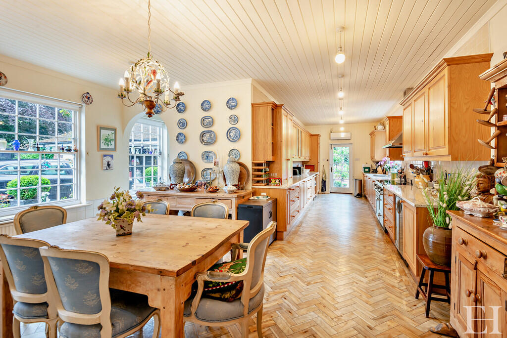 8594340-interiorW...