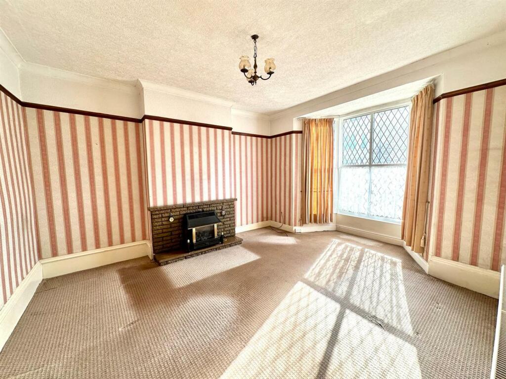 Ground Floor- Lounge/Bedroom