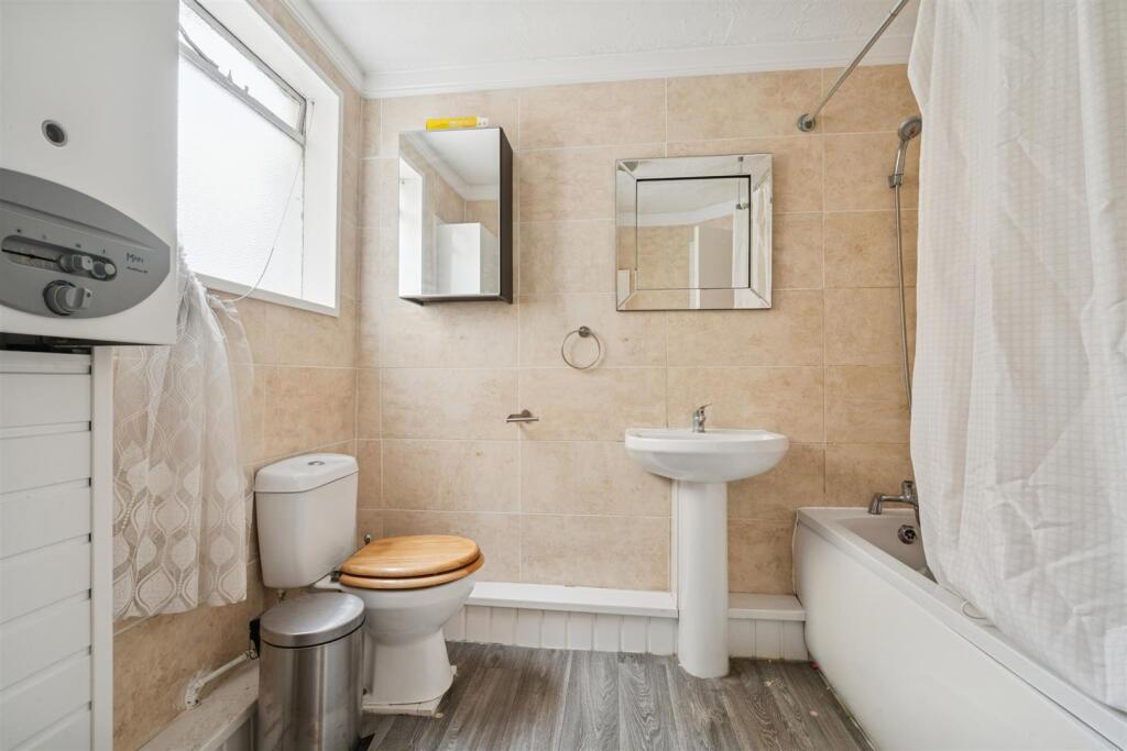 139 Mellison Road SW17 bathroom 1.jpg