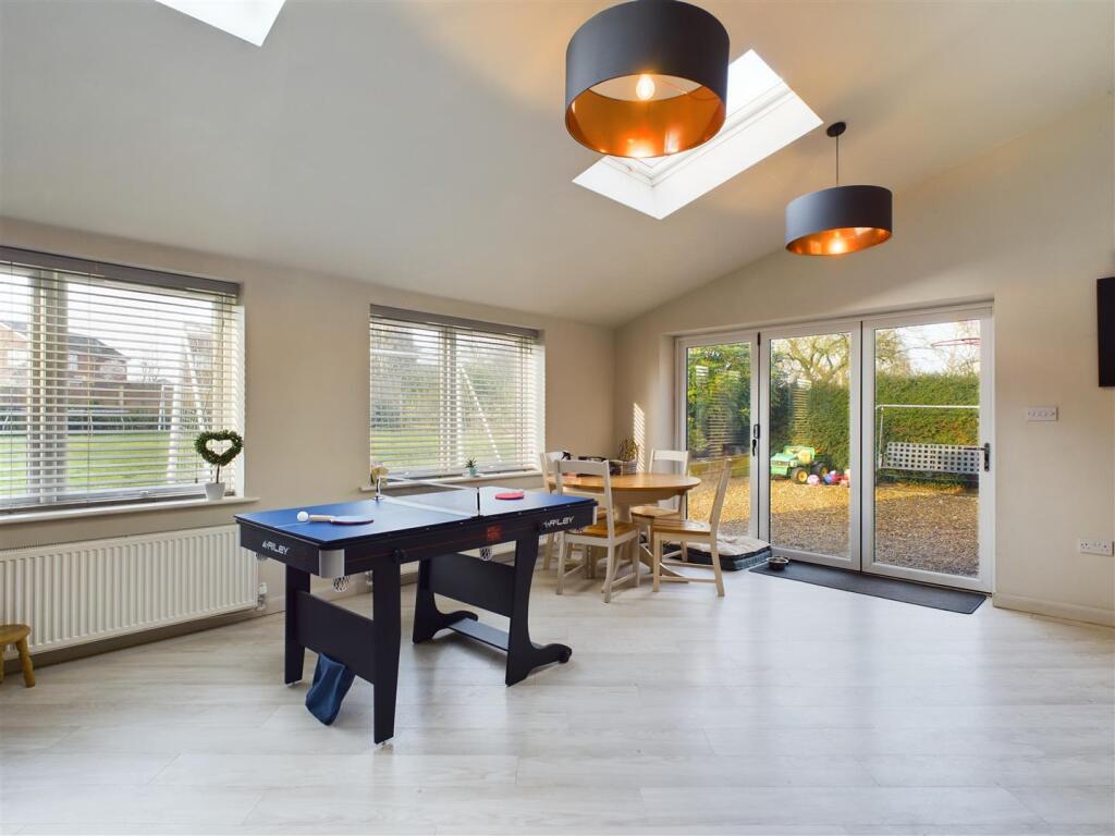 OPEN PLAN KITCHEN/ DINING ROOM
