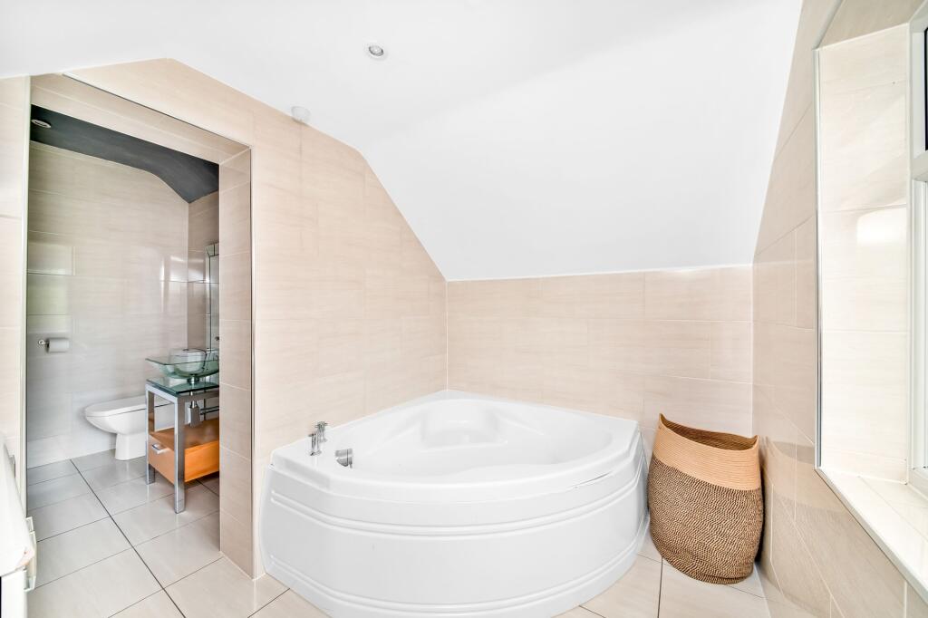 BATHROOM/SHOWER ROOM