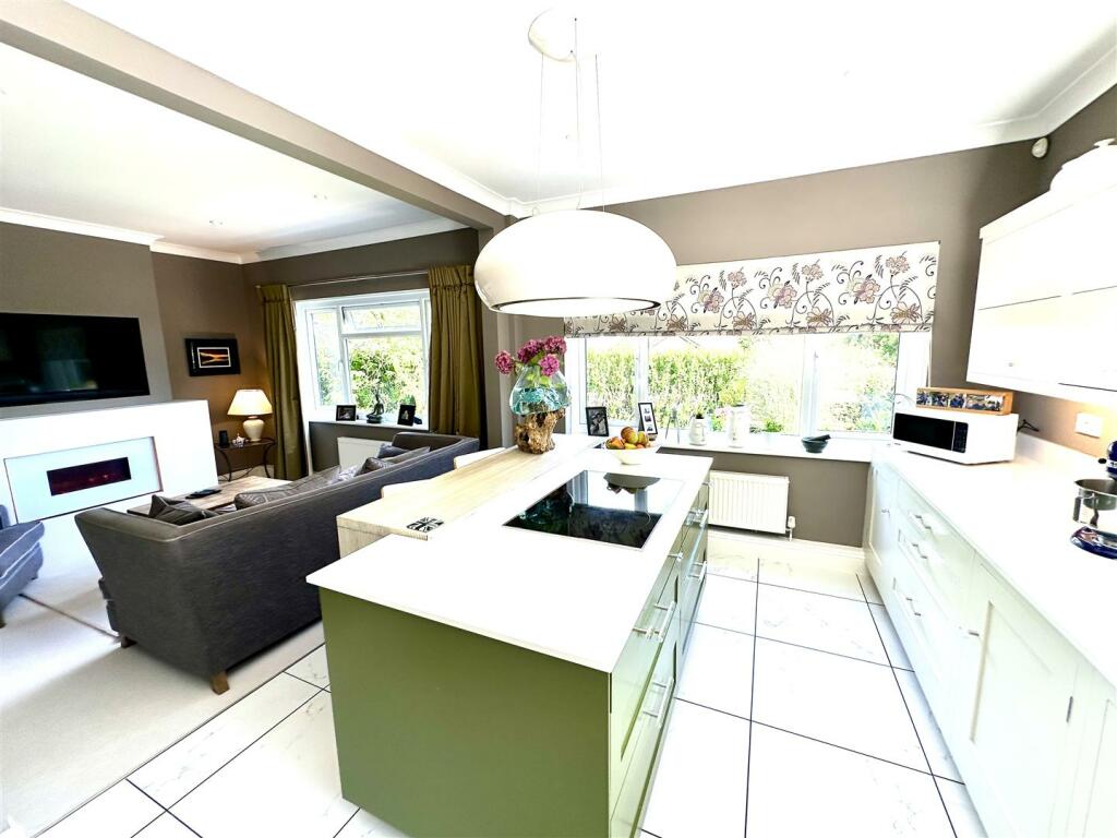 KITCHEN/FAMILY ROOM