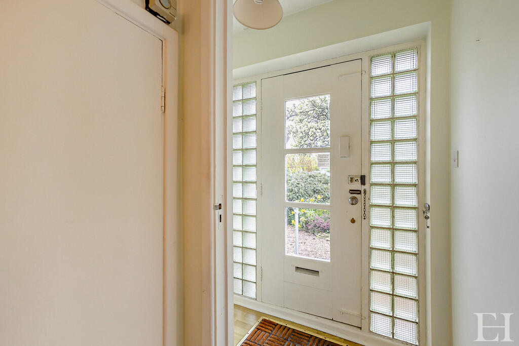 8639363-interiorW...