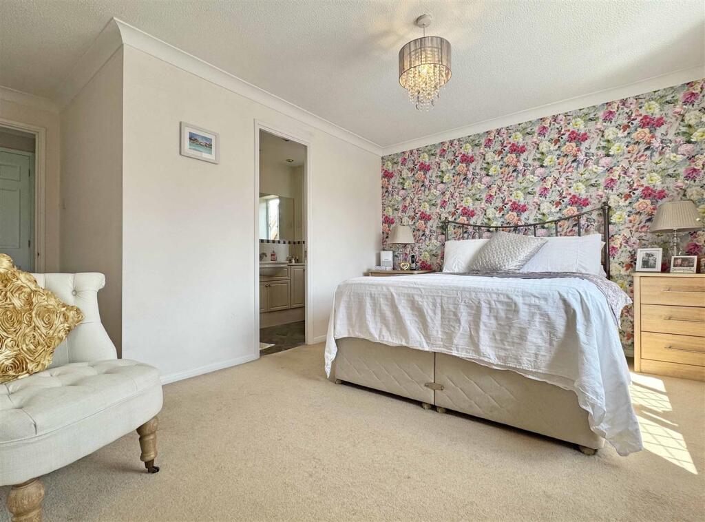 Master Bedroom b.jpg