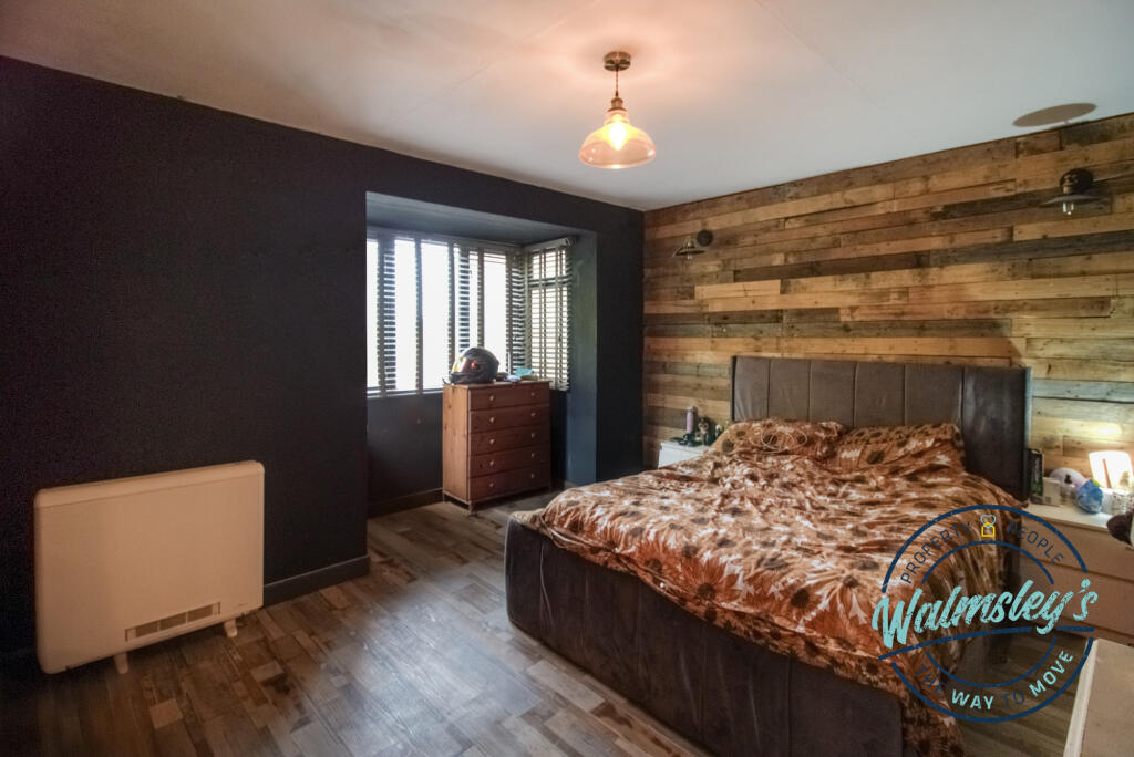 Dopuble bedroom with square bay area