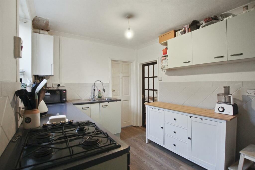 Kitchen 2.jpg