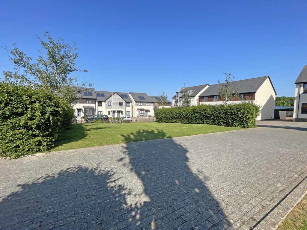 Cobham Close 49 - Residents Garden.jpg